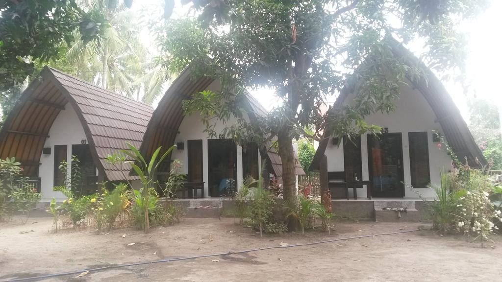 Hello Lumbung Homestay Гили Еър Екстериор снимка