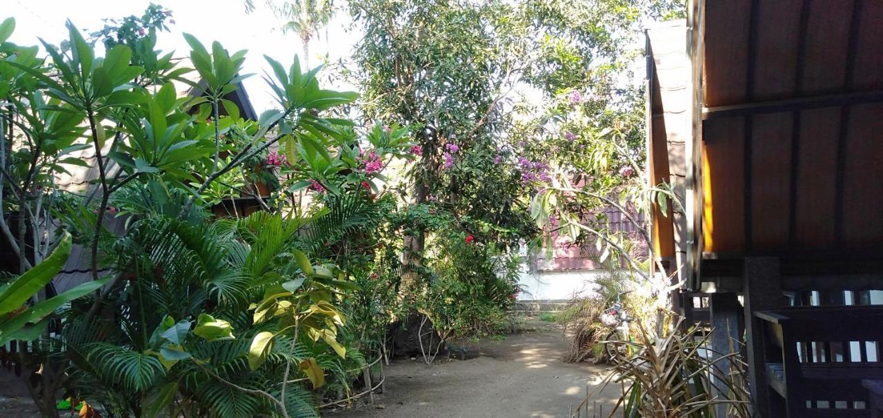 Hello Lumbung Homestay Гили Еър Екстериор снимка